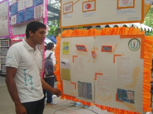 El estudiante Américo Contreras enseña una de las carteleras El estudiante Américo Contreras enseña una de las carteleras