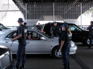 Efectivos de la policía federal de EUA en la frontera entre San Diego y Tijuana