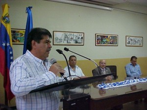 Profe Omar y panel entrega Decretos