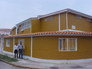 El Vicerrector Administrativo en nombre de las autoridades universitarias hizo entrega a la Directiva del Camiula-Táchira de la casa donde se comenzará a prestar servicios de ahora en adelante.