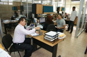 Personal de Nómina trabaja día y noche para cumplir con el pago de las deudas pendientes.(Foto:RDF)