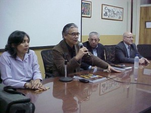 El doctor Román Hernández durante la presentación de la obra, junto a los doctores Leonel Vivas, Adrián Contreras y la licenciada Ada Marina Nava (Foto: Marlene Otero)