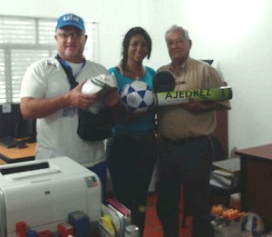 Momento de la entrega de implementos deportivos al coordinador del Núcleo Alberto Adriani de la ULA. (Foto: Cortesía Marino Pérez)