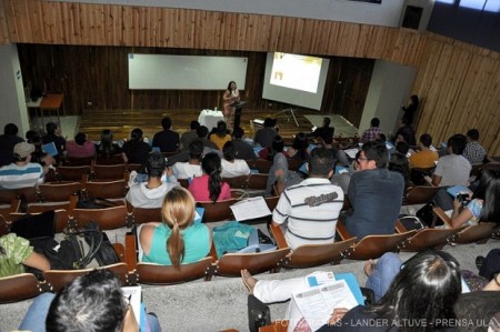 Estudiantes y egresados de Ingeniería Mecánica participan en estas jornadas de actualización que se desarrollan en la Facultad de Ingeniería. (Foto: Lánder Altuve)