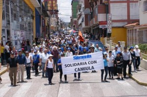 La marcha resultó multitudinaria en donde profesores, empleados, obreros y estudiantes caminaron por la paz desde Faces hasta el Camiula. Nuestro Vicerrectorado se une en alma, vida y corazón por esta noble causa. Foto: RDF