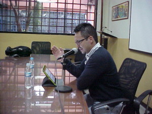 Pedro León, perteneciente a la agrupación juvenil La conspiración azul, lee un cuento de su autoría (Foto: Marlene Otero)