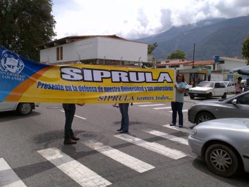 Siprula inicia acciones de calle para dar a conocer situación salarial de los trabajadores universitarios (Foto Siprula)