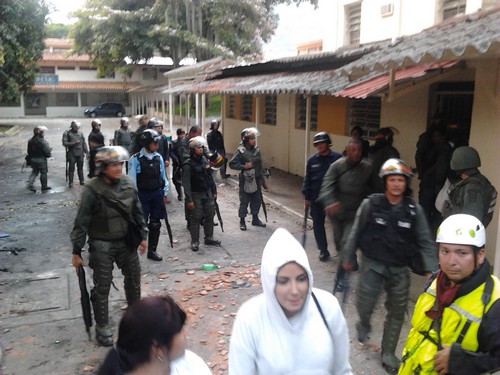 La guardia nacional fue sacando de una persona, para evitar que los vandálicos les dispararan con sus armas de fuego