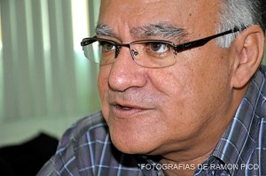 El profesor Johnny Bullón señaló que con el paso de los años se ha diversificado la atención de las empresas interesadas en los servicios del laboratorio que dirige. (Foto: Ramón Pico)