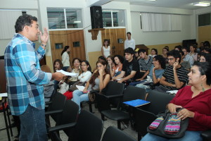 Francisco Velásquez habla con los estudiantes sobre la literatura hecha en el Táchira (foto: Armando Vivas)
