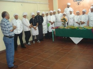 Un número significativo de trabajadores aprenden las diversas técnicas de cocina para la preparación de almuerzos y cenas en los comedores. (Foto: RDF) 
