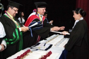 Momento del otorgamiento  de un título por el doctor Bonucci, en compañía del Vicerrector del Táchira, profesor Alfonso Sánchez (Foto Omar Hernández,  Diario La Nación)