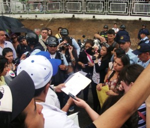 Los Universitarios entregando el documento a la Representante del Ejecutivo Regional  (fotografía: Néstor Rodríguez)