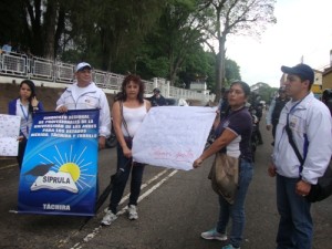 Integrantes de la ULA en las afueras de las Residencia de Gobernadores del Táchira (fotografía: Néstor Rodríguez) 