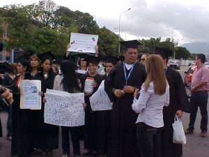 Directivos y miembros de SIPRULA Táchira durante una de las concentraciones frente a la entrada principal (Foto: Marlene Otero)