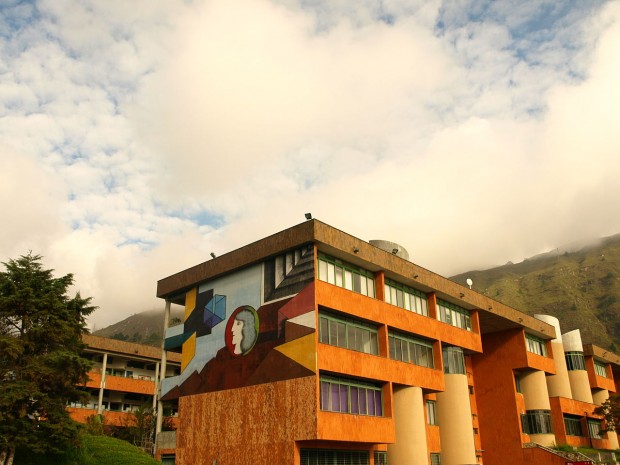 Fachada de la Facultad de Arquitectura y Diseño