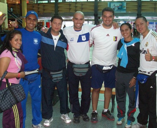 Joseph Cañas (cuarto de izquierda a derecha), entrenador de la ULA y preparador físico de la vinotinto Sub-17, manifestó estar orgulloso por clasificar al Mundial con la selección venezolana. (Foto cortesía de José Gregorio García)