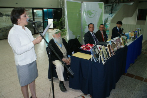 La profesora María Ofelia Rodríguez, directora de los Talleres Gráficos Universitarios, hizo la presentación de los ejemplares que ofrece o produjo ese sello editorial. (Foto cortesía RDF) 