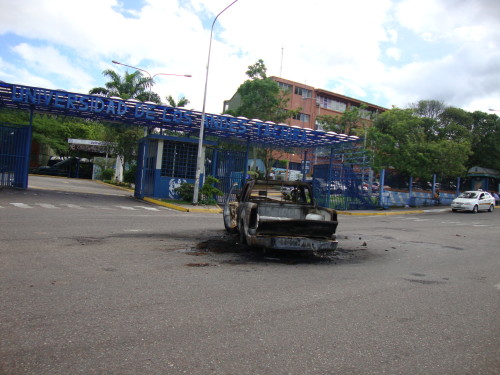 El profesor Alfonso Sánchez, rechazó de manera enfática la protesta que lleve al daño de un bien público. (Fotografía: María Virginia Vivas Salinas)