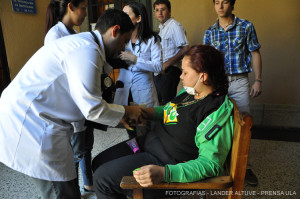 La bachiller Verónica Achong y el empleado Jairo Rivas sufrieron descompensación durante la rueda de prensa, sin embargo retornaron a su lucha. (Fotografía: Lánder Altuve)