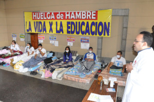 El sacerdote Ángel Márquez oró por la paz del país y al mismo tiempo se dirigió a los entes gubernamentales que se pongan de acuerdo y depongan la medida que viene paralizando a las casas de estudios venezolanas. (Fotografía: Ramón Pico)