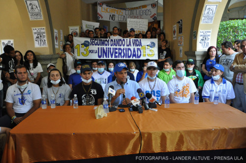 Leopoldo López expresó solidaridad con cada uno de los huelguistas y dijo que, en su opinión, esta protesta ya pertenece al pueblo (Fotografía: Lánder Altuve) 