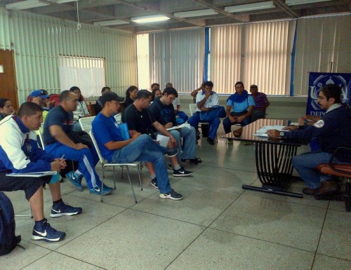 El profesor Ramón Zambrano ofreció la información a los entrenadores sobre la constitución de Consejos Institucionales de Atletas y de Entrenadores. (Foto: Dirección de Deportes ULA)