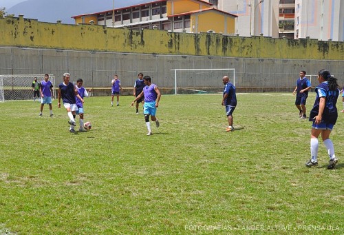 En la cancha A del Estadio Lourdes se jugó el Torneo de Fútbol 5 Copa Apula. (Foto: Lánder Altuve)