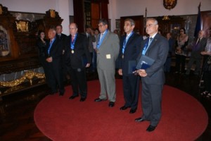En el “Salón Rojo” de nuestra Universidad, los actuales miembros del Consejo de Fomento recibieron la orden “Dr. Pedro Rincón Gutiérrez”. Foto: Carlos Castro