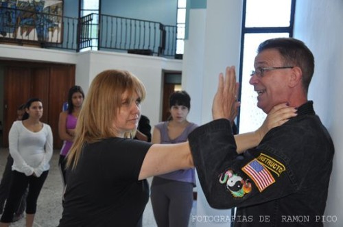 Varias técnicas de defensa fueron explicadas en este curso por el Sensei Donkell. (Foto: Ramón Pico)