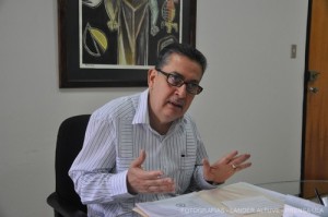 El decano de la Facultad de Humanidades y Educación, profesor Luis Alfredo Angulo, espera la presencia de la directora de Vigilancia ULA en la próxima sesión del Consejo Universitario  (Fotografía: L. Altuve)
