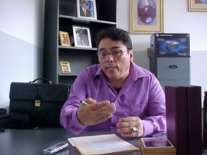 El doctor Pascual Mora al momento de brindar declaraciones (Foto: Marlene Otero)