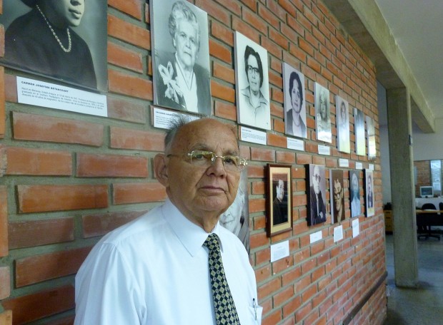 Temístocles Salazar, historiador, fundador de la Cátedra "Historia de la Educación" en la ULA, es coautor del Diccionario Biográfico Pedagógico del Táchira. Posa junto a retratos de los maestros en el Museo Pedagógico del Táchira (foto: Constanza Insúa)