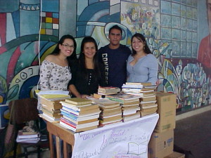 Docentes del Voluntariado Penitenciario recogen libros para sus alumnos (Foto: Marlene Otero)