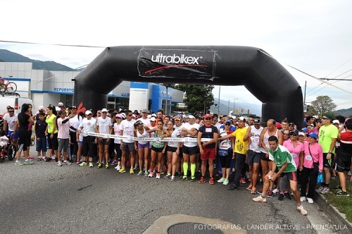 Desde la avenida Andrés Bello comenzó la Caminata Rosa 5K del Camiula. (Foto: Lánder Altuve)