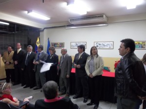 Momento de entrega del reconocimiento al profesor Yasser Alcedo (Foto: Dariana Rincón)