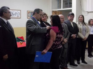 La señora Leonor Bautista, al momento de recibir su reconocimiento (Foto: Dariana Rincón)