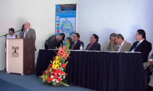Adrián Contreras, coordinador académico de la Universidad de Los Andes en el Táchira, instala el Congreso, junto a autoridades de la ULA Táchira y de la UNET (foto: Dariana Rincón Ramírez, pasante).