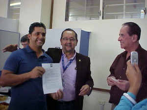El profesor Aranguren acompañado del vicerrector Alfonso Sánchez y un miembro del personal obrero al momento de la entrega de decretos. (Foto Marlene Otero)