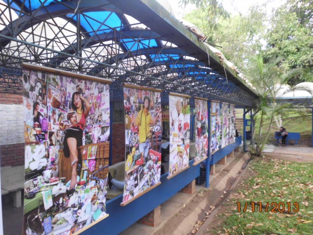 Instalación fotográfica del IV Seminario BORDES sobre "Vacío y devoración", ubicada en el acceso al Cafetín ULA Táchira. Sus imágenes refieren al tema del consumismo. (foto: AdelaGonzález)