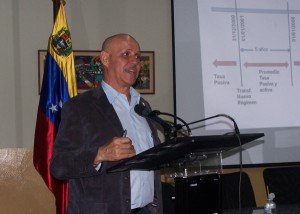 El doctor Bonucci durante su exposición en el Táchira. (Foto: Maria Virginia Vivas)