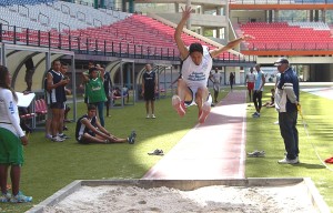 El salto largo masculino fue una de las pruebas que ganaron totalmente los atletas de Humanidades.