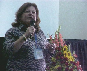 La profesora Laura García, docente de la ULA Táchira, pronunció la primera conferencia del Congreso, titulada "La identidad del docente evaluador". (foto: A. González).