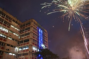 La comunidad universitaria y merideña en general disfrutó del encendido de luces y fuegos artificiales en la fiesta navideña del Edificio Administrativo. (Foto: RDF) 