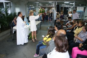 Muchos universitarios y merideños asistieron a la misa que ofició el padre Reinaldo Muñoz, párroco de la ULA. (Foto: RDF)  