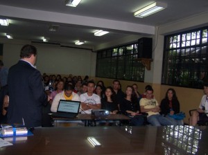 En el foro el Senador destacó el arte de la política, y de la política económica, es poder hacer reformas y mejoramientos dentro de la estructura productiva de una manera y a un ritmo que no desestabilice, digamos, la estructura social de los países.  
