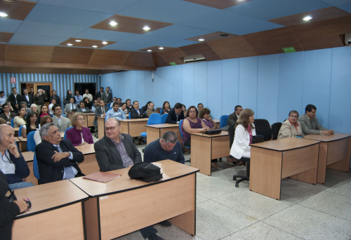 Un nutrido grupo de académicos asistió a la presentación de esta serie de obras a disposición de estudiantes de pre y postgrado, en la Facultad de Ciencias Económicas y Sociales. Foto: María José Barrios 