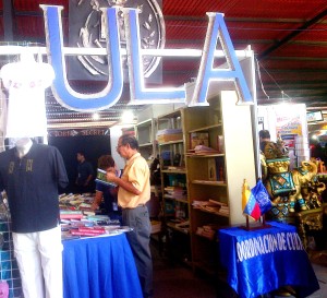 El Stand de la ULA Táchira vende a precios módicos libros de temas académicos y sobre arte (foto: Hugo Montilla).