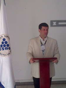El profesor Guido Berti durante el acto celebrado en la ciudad de Cúcuta, sede de la ESAP.