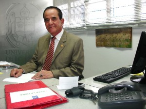 El profesor Aranguren destacó que siempre cumple con los pagos de la comunidad universitaria. Foto: RDF 